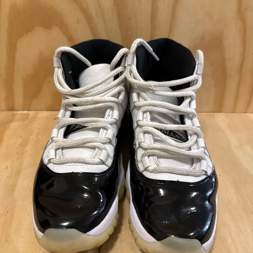 Nike Air Jordan 11 Retro Concord 2018 Size 9.5 378037-100 Black White Purple XI
